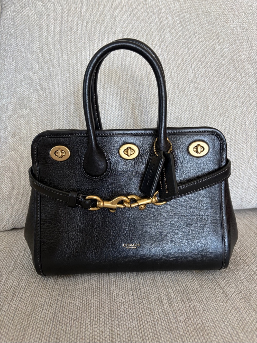 Coach turnlock 22 black